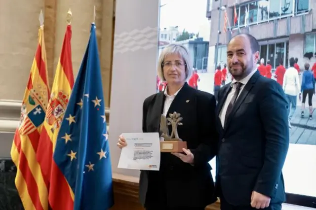 La alcaldesa de Utebo recibe el Premio Aragón Salud a la iniciativa de salud en el ámbito local y comunitario de manos del Secretario General Técnico del Departamento de Sanidad, Jorge Emperador.