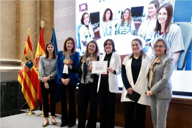 La Unidad de Cuidados Paliativos Pediátricos de Aragón recibe el Premio Aragón Salud a la Innovación de manos de la gerente del Salud, Ana Castillo.