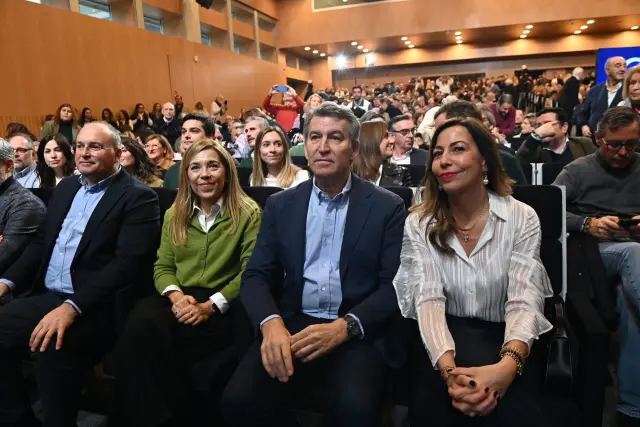 El presidente del Partido Popular, Alberto Núñez, la alcaldesa de Zaragoza, Natalia Chueca, y el secretario general del PP, Miguel Tellado (i), durante la clausura del acto de presentación de la 'Declaración de Zaragoza', en el World Trade Center
