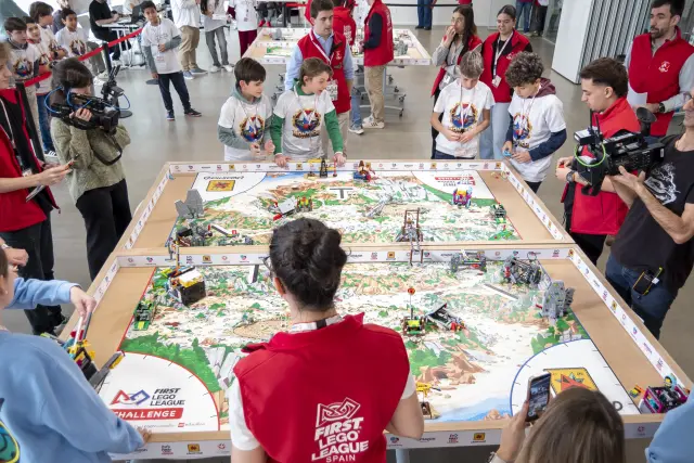 Imagen de algunos participantes de la First Lego League Aragón.