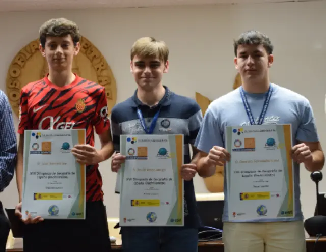 David Vasco Amigó, del IES Elaios de Zaragoza, en el centro, ganador de las XVII Olimpiadas de Geografía