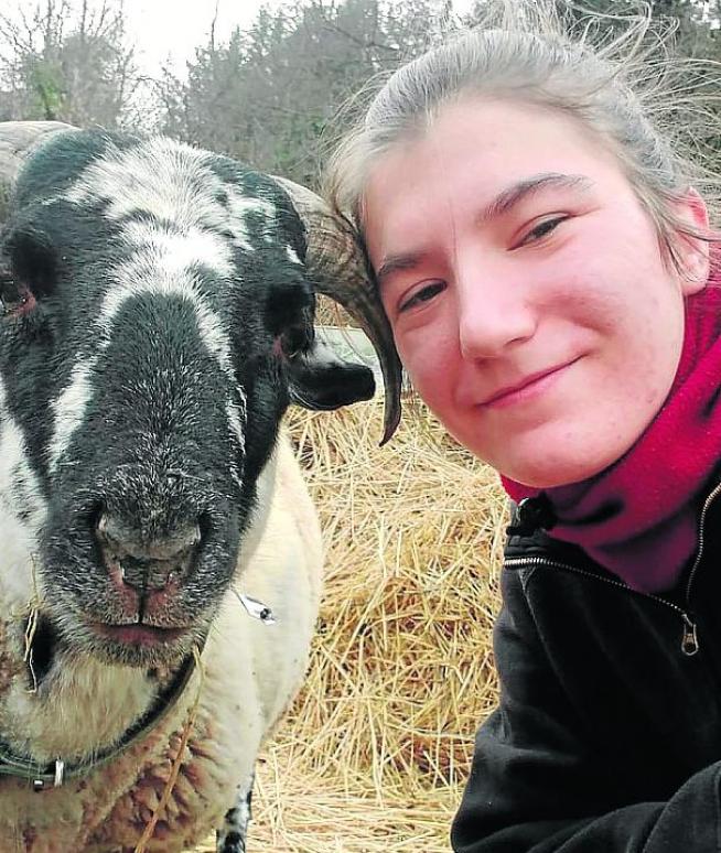 Alba Lagares, fotografiada con su carnero ‘Marcelino’ en Montoro de Mezquita, donde vive