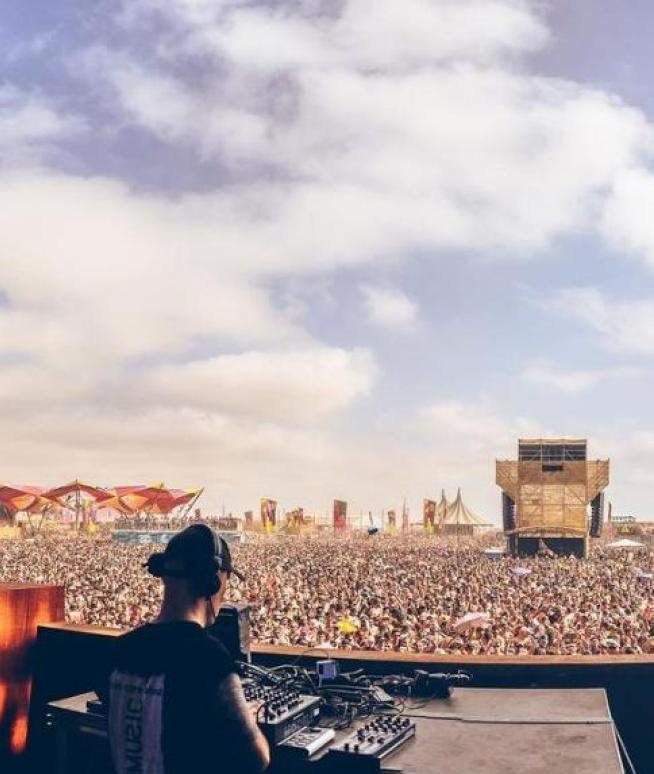 Mediodía del domingo en el escenario principal del festival, con Paco Osuna a los platos.