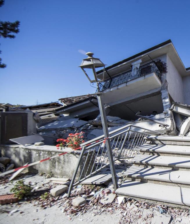Edificios destruidos en la localidad de Amatrice por efecto de los terremotos que sacuden el centro de Italia.