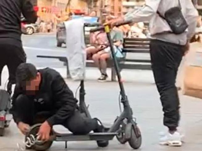 A luz del día y en pleno centro: el robo de patinetes eléctricos mueve ya miles de en Zaragoza
