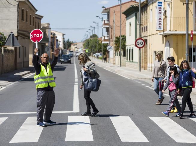 Regulando el transito de peatones y vehículos, monitor del colegio