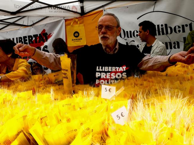 Barcelona celebra un día salpicado de reivindicación política y rosas  amarillas | Noticias de Nacional en 