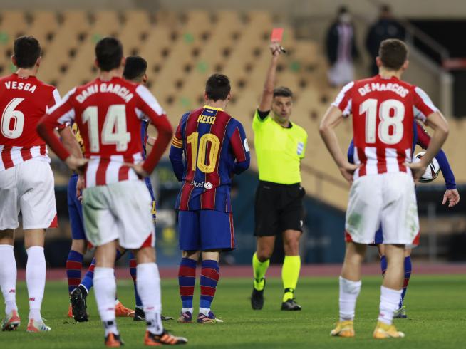 Messi ve la tarjeta roja directa primera vez como jugador del Barcelona