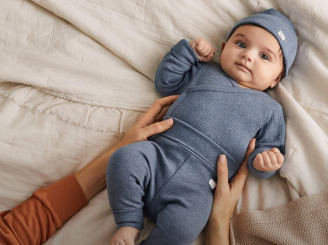H&M lanza mercado prendas extensibles que crecen con bebé