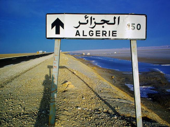 foto-de-recurso-de-un-cartel-en-una-carretera-cerca-de-argelia.jpeg