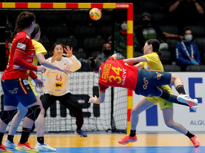 España da un paso gigante hacia los cuartos del Mundial de balonmano femenino tras una