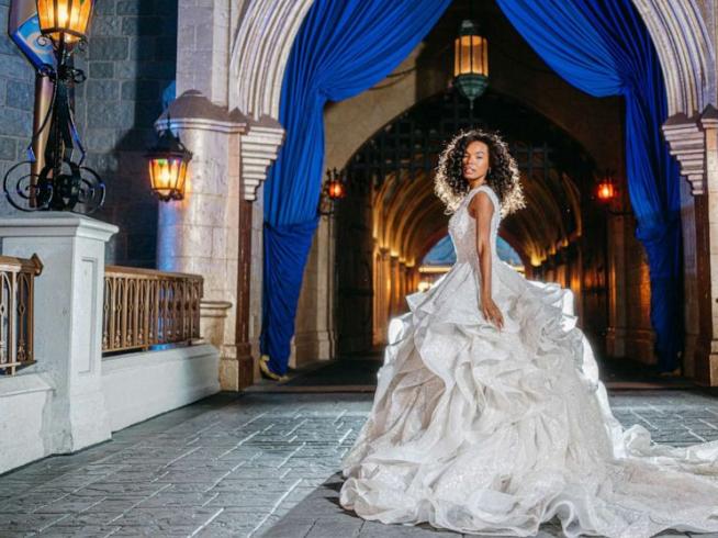Un lujoso vestido de novia con más de perlas y 3.000 cristales en a Disney World