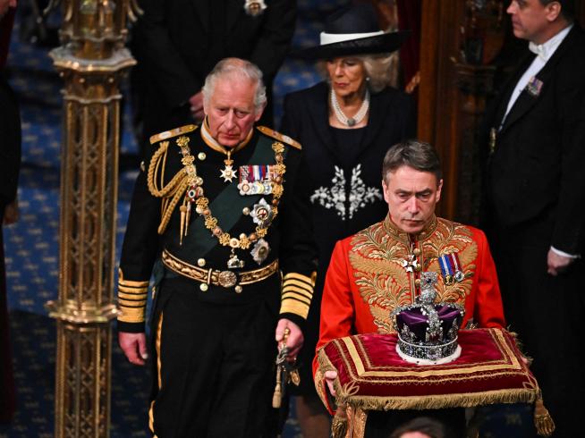 El nuevo rey del Reino Unido se llamará Carlos III
