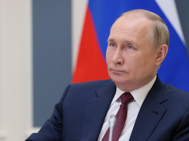 russian-president-vladimir-putin-attends-the-plenary-session-of-the-first-eurasian-economic-forum-vi