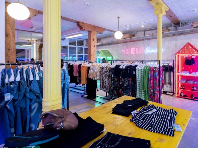 La moda de Shein triunfa en la red aunque días baja al suelo en una tienda en Madrid