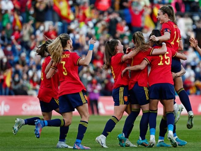 Embajador diseñador Café Día "histórico" para el fútbol español: la selección femenina cobrará igual  que la masculina