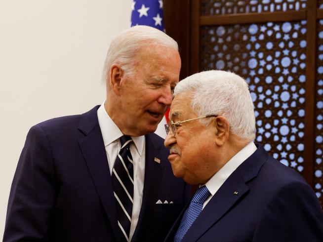 Biden, junto a Abás, afirma que el pueblo palestino merece su propio estado