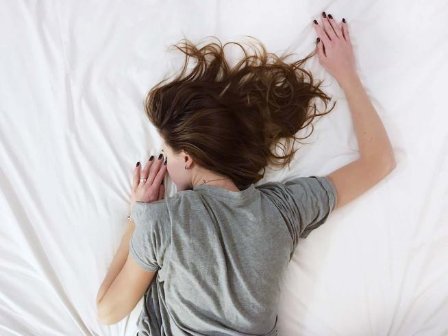El síntoma covid que se sufre mientras duermes | Sudoración excesiva