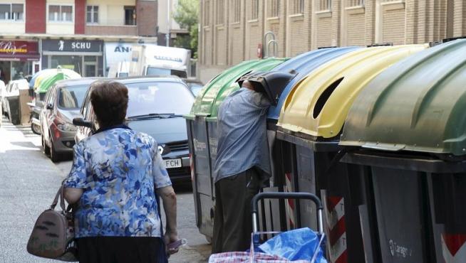 Un hombre hace acopio de cartón en el centro de Zaragoza.