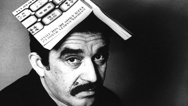 Gabriel garcía Márquez sostiene un libro