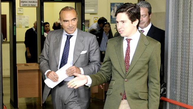 Luis Oliver, a la izquierda, sale del juzgado