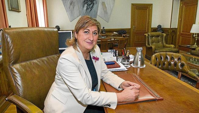 La presidenta de la Diputación Provincial de Teruel, Carmen Pobo, en su despacho.