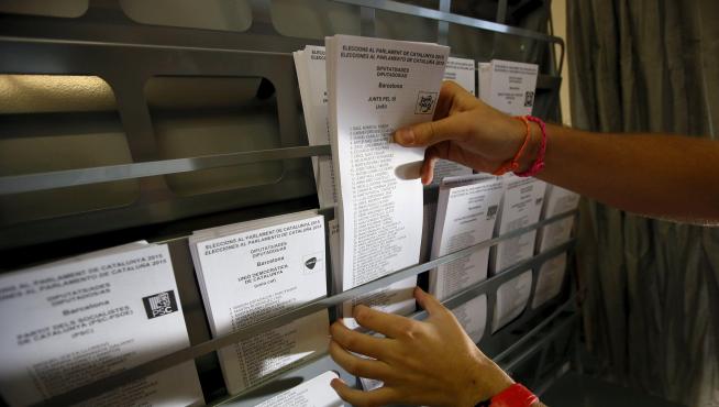 Papeletas preparadas en un colegio electoral en Cataluña en 2015.