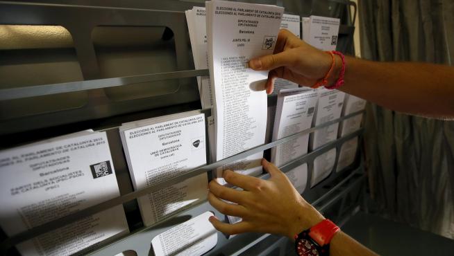 Papeletas preparadas en un colegio electoral en Cataluña en 2015.