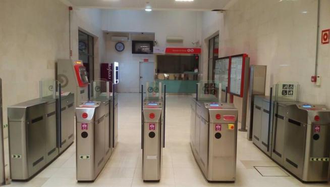 Tornos abiertos en la estación de cercanías de Utebo
