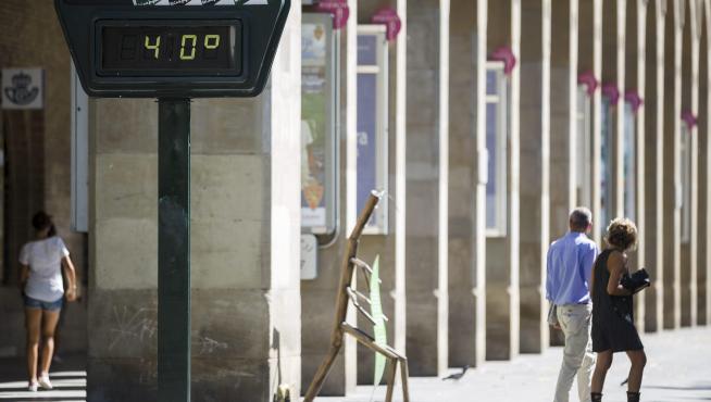 El termómetro marca 40 grados en Zaragoza en una foto de archivo