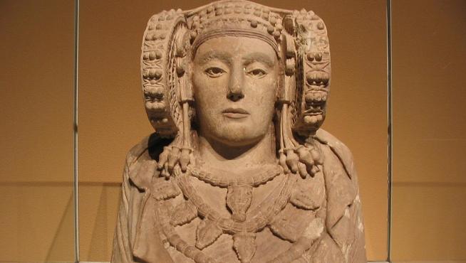 La Dama de Elche se encuentra en una vitrina del Museo Arqueológico Nacional.