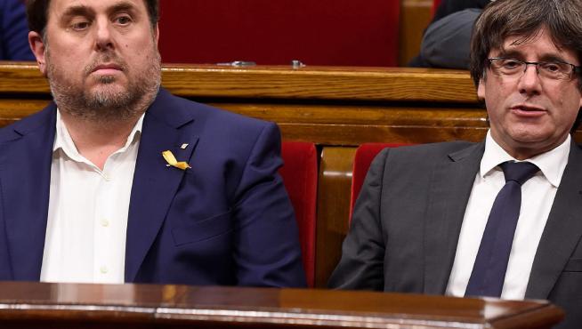 Junqueras y Puigdemont durante un pleno en el Parlament.