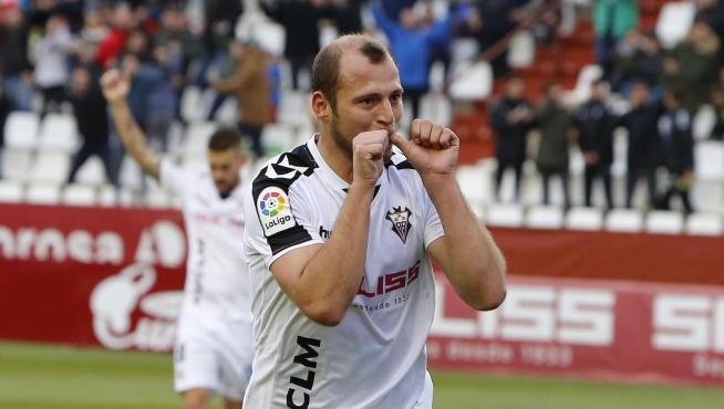 Zozulya celebra un gol con la camiseta del Albacete.