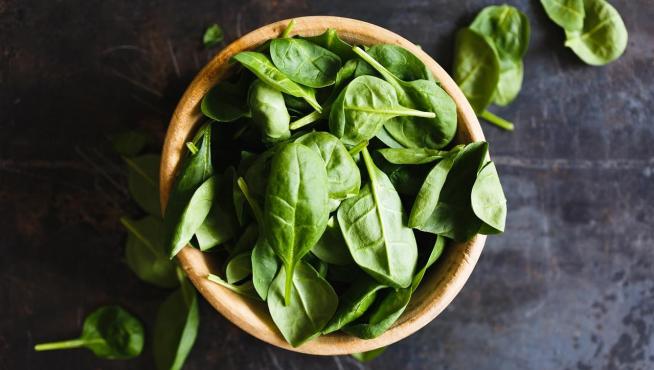Deliciosas en ensalada, las espinacas son una verde fuente de vitaminas.