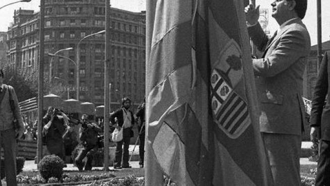 El presidente de la DGA, Juan Antonio Bolea Foradada, izó la bandera de Aragón en un mástil colocado en la plaza de Basilio Paraíso de Zaragoza.