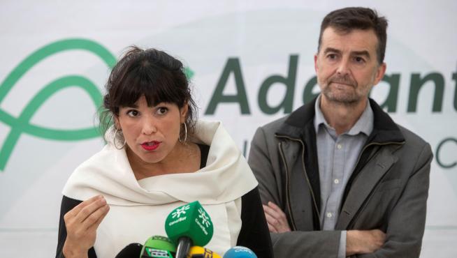 La coordinadora de Podemos Andalucía, Teresa Rodríguez, y el coordinador de Izquierda Unida Andalucía, Antonio Maíllo