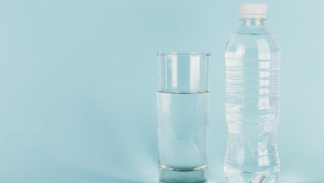 Hay expertos que recomiendan beber entre 2 y 2,5 litros de agua al día.