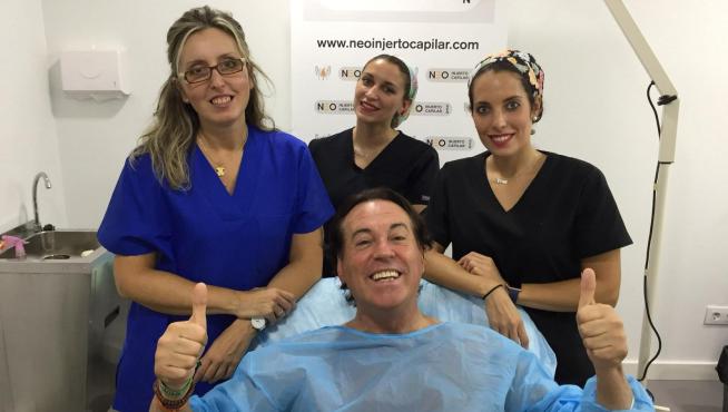 El periodista Pipi Estrada acudió a la clínica de la doctora Moreno para realizarse un trasplante capilar y una liposucción de papada.