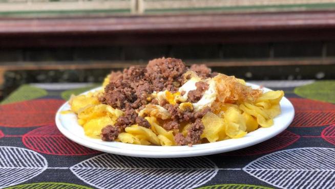 Huevos rotos con longaniza, de la taberna Doña Casta