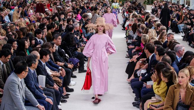 Un modelo en rosa de ier Paolo Piccioli para Valentino