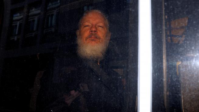 WikiLeaks founder Julian Assange is seen in a police van after he was arrested by British police outside the Ecuadorian embassy, in London, Britain April 11, 2019. REUTERS/Henry Nicholls [[[REUTERS VOCENTO]]] ECUADOR-ASSANGE/