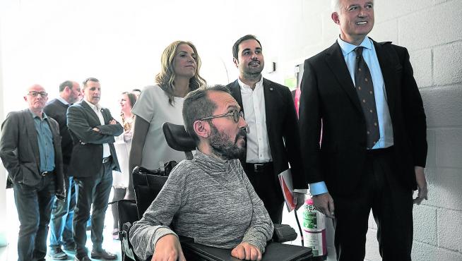 Echenique, Sumelzo, Gómez y Suárez, antes de entrar a maquillaje para protagonizar el debate de Aragón TV, este martes.
