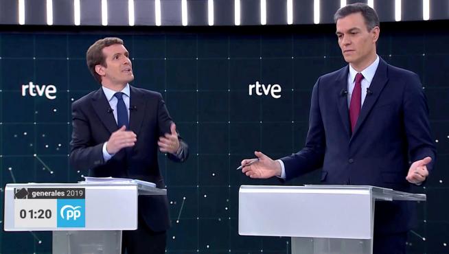 Candidates for Spanish general elections People's Party (PP) Pablo Casado and Prime Minister and Socialist Workers' Party (PSOE) Pedro Sanchez attend a televised debate ahead of general elections in Pozuelo de Alarcon, outside Madrid, Spain, April 22, 2019. TVE via REUTERS [[[REUTERS VOCENTO]]] SPAIN-ELECTION/DEBATE