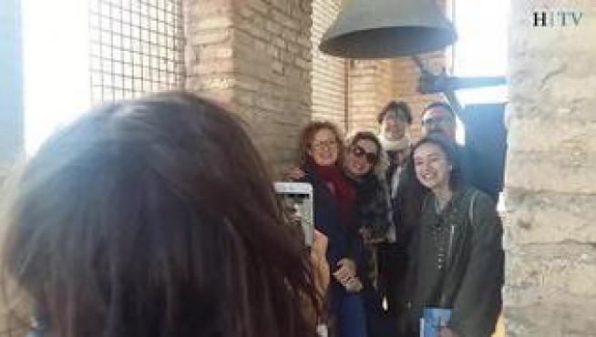 La iglesia de la Magdalena de Zaragoza ha comenzado este sábado sus visitas guiadas al público tras su restauración y apertura al culto. Una quincena de visitantes han podido recorrer sus capillas, subir a la torre mudéjar con "espectaculares vistas" acompañados por una guía. Las visitas se realizan los martes y jueves a las 11.00 y a las 17.00, y los sábados a las 11.00. Tienen un coste de 5 euros por persona y es necesario inscribirse previamente en el Museo Alma Mater.