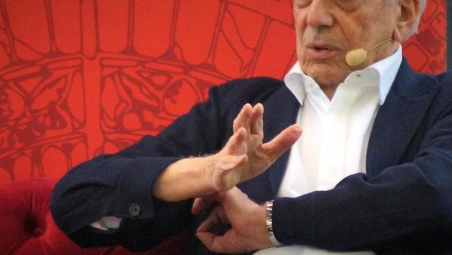 Mario Vargas Llosa durante una charla en Praga.