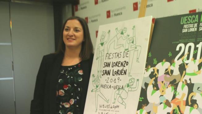 La concejala de Fiestas,María Rodrigo, junto a los tres carteles seleccionados para elegir la imagen de San Lorenzo 2019