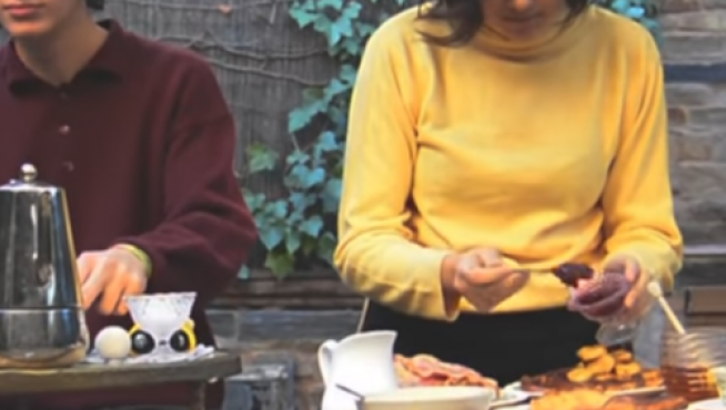 El percusionista Mario Vidal toca mientras Claudia cocina en un vídeo de Soul in the Kitchen