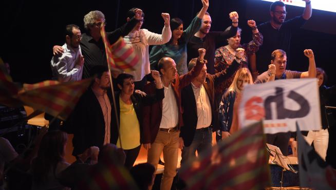 Los candidatos de CHA a las alcaldías aragonesas y al Gobierno autonómico, coreando "Canto a la libertad" de Labordeta, al finalizar el mitin