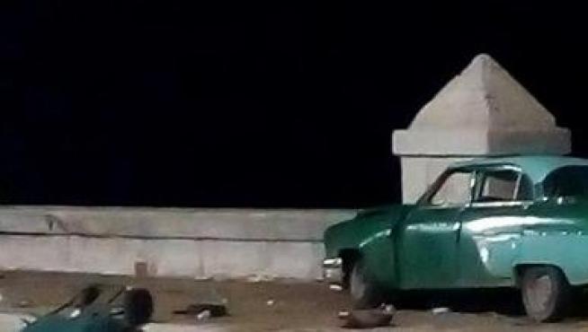 El automóvil, tras el accidente en la popular avenida Malecón de La Habana, donde atropelló a un grupo de transeúntes.