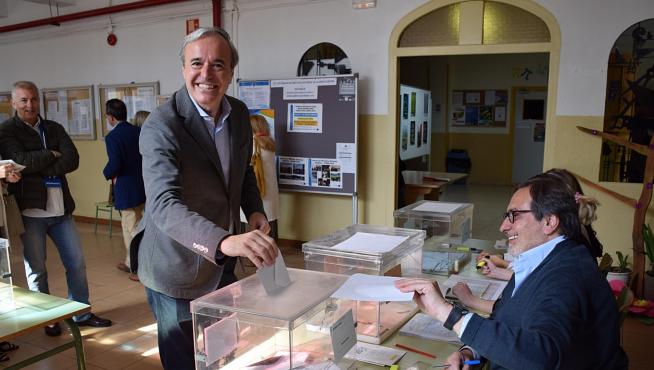 Azcón ha votado en el IES Virgen del Pilar.